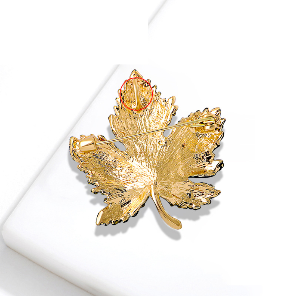 Maple Leaf Brooch with Optiona - Winter Clothing Options avis et prix