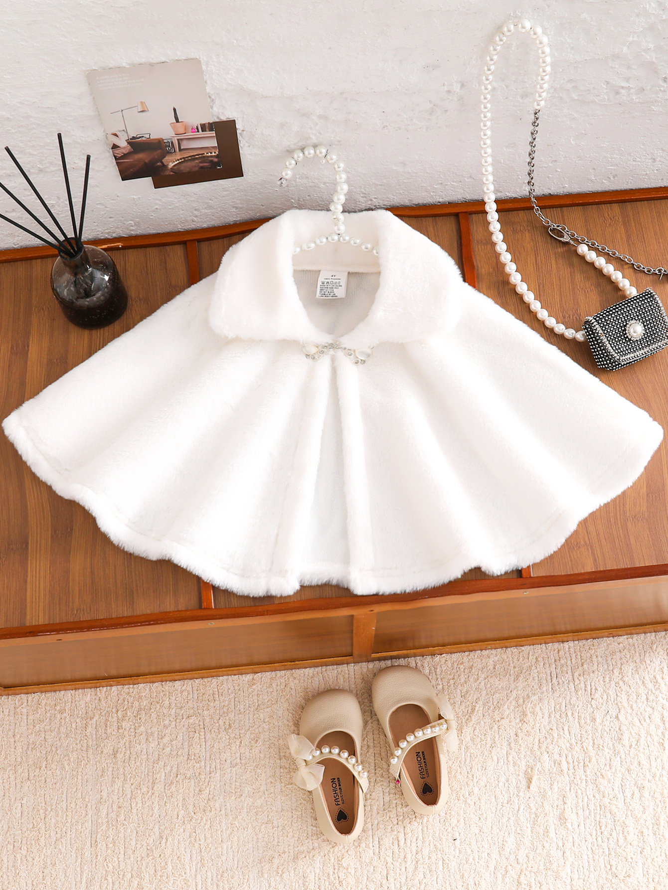 A Warm White Princess Shawl Ca - Winter Clothing Activity avis et prix