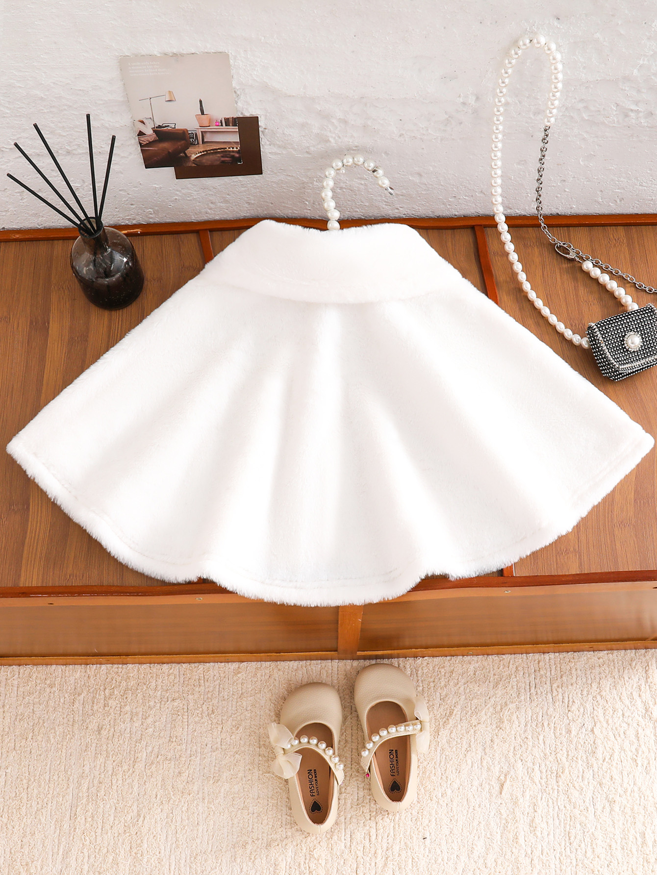 A Warm White Princess Shawl Ca - Winter Clothing Activity avis et prix